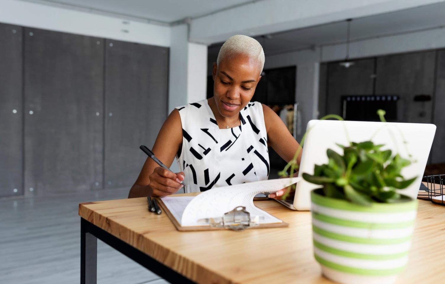 Moderne Lernumgebung mit digitalen Tools und interaktiven Bildschirmen