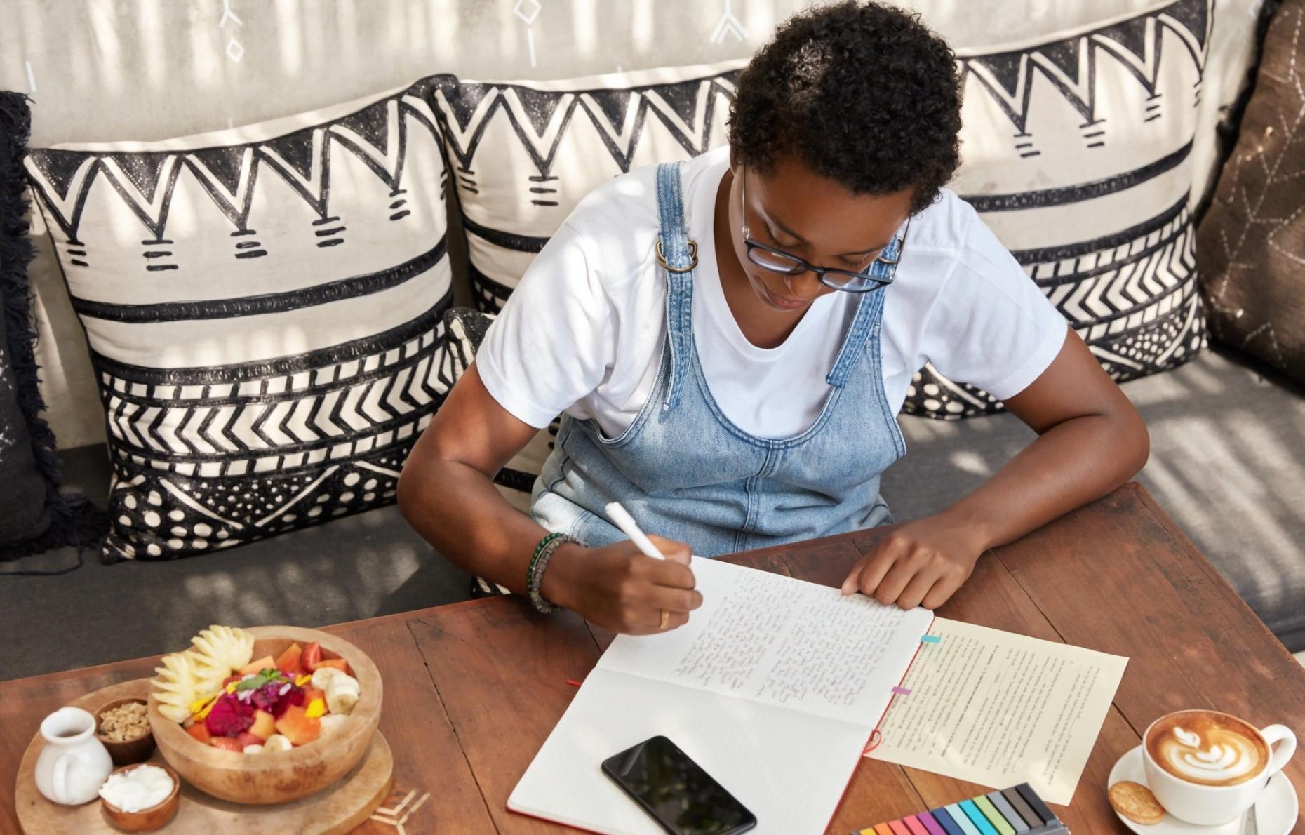 Gruppendiskussion zu SEO-Strategien in virtueller Lernumgebung